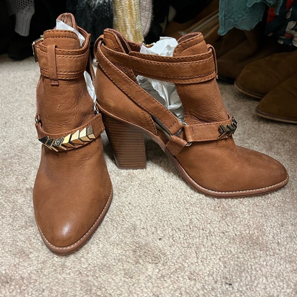 Gianni Bini booties